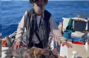 Australijski żeglarz i jego pies przeżyli dwa miesiące na środku oceanu .