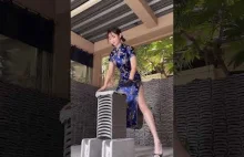 Azjatycka Pani pokazuje jak można poradzić sobie z wieloma płytami.