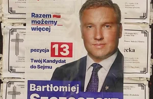 Wybory 2023. Plakat Bartłomieja Szczoczarza z KO na tablicach z nekrologami