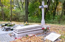 11 listopada. Przykry widok na grobach Ojców Niepodległości