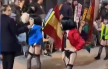 Małe dziewczynki w bieliźnie i z naklejkami na sutkach na paradzie lgbt w Hiszpa