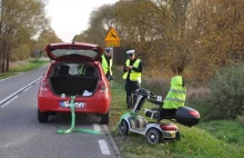 Kierowca osobówki ciągnął za sobą wózek inwalidzki. 92-latek nie żyje