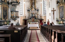 Ostrów Wielkopolski. 77-latek zmarł w kościele. Ksiądz nie przerwał mszy | naTem
