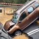 "Auto wpadło do wyrwy w drodze. Kierowca zignorował sygnał policji"