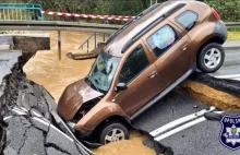 "Auto wpadło do wyrwy w drodze. Kierowca zignorował sygnał policji"