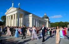 Polscy maturzyści tradycyjnie zatańczyli poloneza na placu Katedralnym w Wilnie