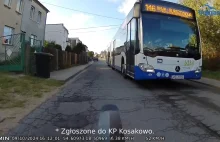 Pod Gdynią, aktywista rowerowy jeździ swoim rowerkiem środkiem pasa i prowokuje