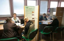 Pracownik MOPR w Toruniu wyłudził 2,8 mln zł zasiłków na fikcyjnych bezdomnych.