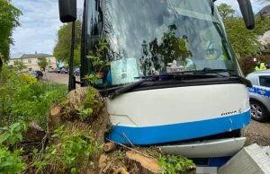 Kierowca nie wskoczył. Autobus stoczył się z ulicy [ZDJĘCIA]