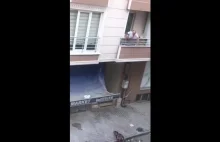 Turek wypada z balkonu podczas awantury [VIDEO]
