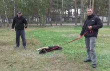 Właściciel kilku ośrodków szkolenia psów dusi psa w celach wychowawczych