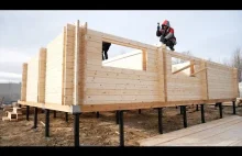 Składanie drewnianego domku.