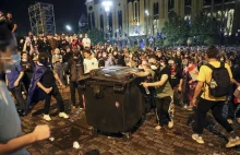 Dziesiątki tysięcy ludzi protestowały w Tbilisi. Nagranie z opery obiega sieć