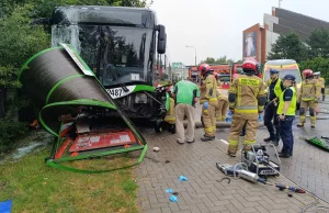 Autobus wjechał w przystanek. Jest wielu rannych, trwa akcja ratunkowa