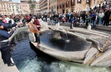 Rzym: Aktywiści wlali czarny płyn do fontanny na Placu Hiszpańskim.