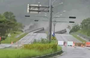 Tajwan-Tajfun Ragasa, widać jak rzeka niszczy most. [VIDEO]