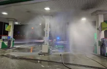 Auto uderzyło w dystrybutor. "Bardzo duży wyciek gazu"