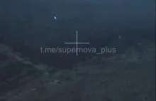 Ruski mobik tłucze kijem po dronie kamikaze. Wybucha, nagranie z drona+radia.
