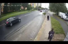 Młodzieniec przepuszcza staruszkę na chodniku (Pabianice, 12.10.2023) - YouTube