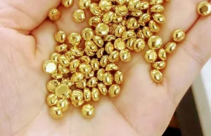 Chiny: Boom na złoto. Nawet młodzież masowo kupuje "złote fasolki"