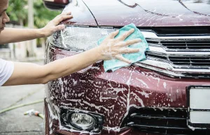 Zakaz mycia samochodu na własnym podwórku! Mandat!