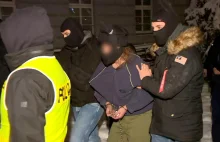 Wrocław. Nie żyją policjanci postrzeleni w głowę podczas przewożenia poszukiwane