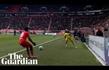 Bramkarz Feyenoordu ratuje drużynę przed stratą gola