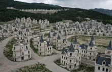 Opuszczone osiedle w Turcji wygląda jak Disneyland.Dlaczego nikt tam nie mieszka