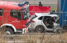 Wypadek na trasie S8. Porsche uderzyło w ciężarówkę. Nie żyją trzy osoby