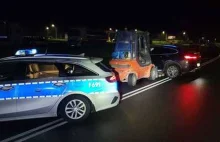 Holował BMW na wózku widłowym. Był agresywny i kompletnie pijany