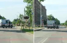 Radiowóz utknął na przejeździe kolejowym między szlabanami [FILM] - RMF 24