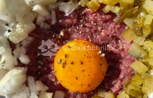 OBŁĘDNY! Tatar wołowy z cebulką, ogórkiem kiszonym i jajkiem - Smaki Kuchni