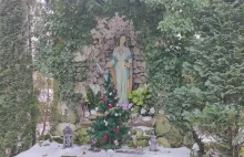 Figura Matki Boskiej przy kościele w Krzesławicach