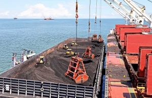 Rosja odbudowuje eksport węgla. Mimo europejskich sankcji - Money.pl