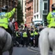 Fala protestów w Anglii po zabójstwie trzech dziewczynek w Southport
