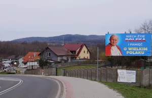 Wójt ufundował baner z Janem Pawłem II. "Moralny obowiązek"