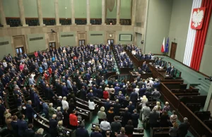 Stagnacja PiS i KO oraz silny wzrost Konfederacji