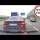BMW wyhamowuje na ekspresówce i omal nie dochodzi do katastrofy