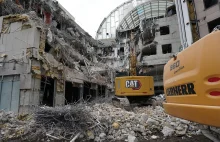 Biurowiec w Warszawie tonie w gruzach. Zdjęcia ze spektakularnej rozbiórki