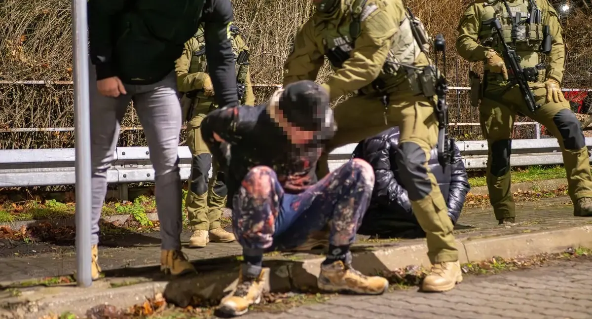 Zarabiali na przerzucie imigrantów z Afryki. W gangu działali pseudokibice.