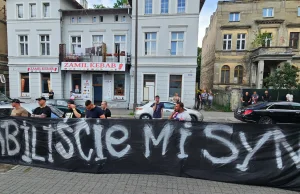 Milczący protest przed komendą po śmierci 27