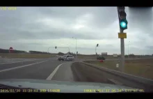 Kierowca wpada z impetem w prawidłowo jadące auto i powoduje wypadek