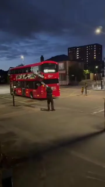 Mężczyźni z Londynu pozbywają się strefy czystego transportu