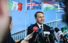 Sikorski o masakrze w Sumach: "Putin kpi z dobrej woli Trumpa"