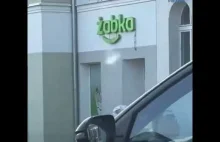 Jakaś nowa "promocja" w ŻABCE?! - " Wpuśćmy ich, KIM SĄ zobaczy się później"...