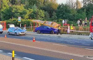 Kierowca BMW staranował wiatę autobusową podczas "palenia gumy".