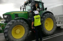 Pijany traktorzysta wiózł zboże. Na widok policjanów zasnął za kierownicą