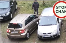 Mistrzyni kierownicy próbuje wyjechać z miejsca parkingowego w Szczecinie