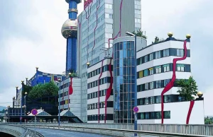 Architekt bawiący się kolorem i nienawidzący prostych linii