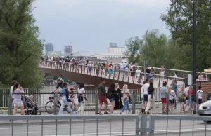 "Warszawskie Krupówki". Na nowej kładce kwitnie handel, są uliczni artyści